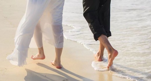 5 beneficios de caminar descalzo por la playa