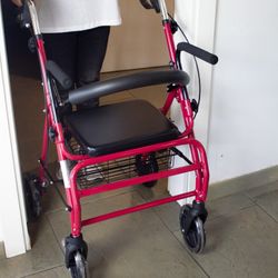 Déambulateur en aluminium à 4 roues avec siège, dossier et repose-pieds.