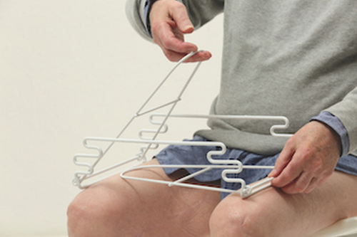 Hilfe beim Anziehen von Unterröcken oder Höschen