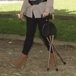 Canne à assise trois pieds