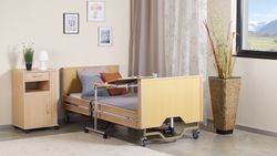 Extra niedriges elektronisches Bett LOW im SPEZIALPAKET mit einer COMBIFLEX-Matratze und einem KOSTENLOSEN Bezug