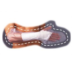 Couvrir le plâtre avec une membrane plastique à bande réglable. Puéril