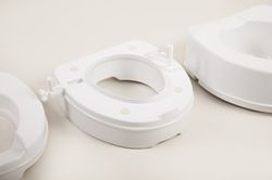 Toilettensitzerhöhung able2. Höhe 10 cm.