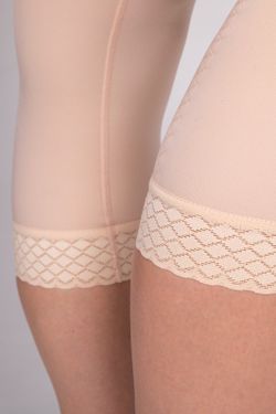 Gaine lipoélastique post liposuccion, jusque sous les genoux