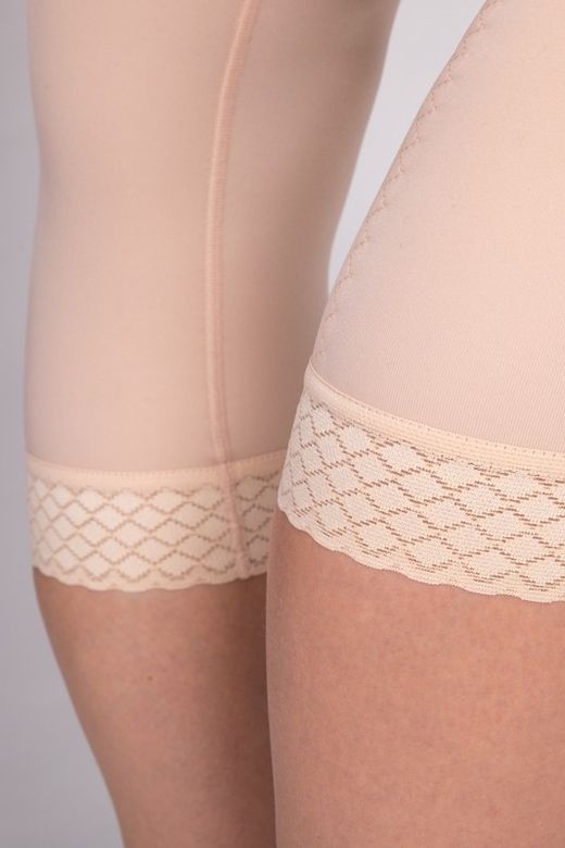 Gaine lipoélastique post liposuccion, jusque sous les genoux