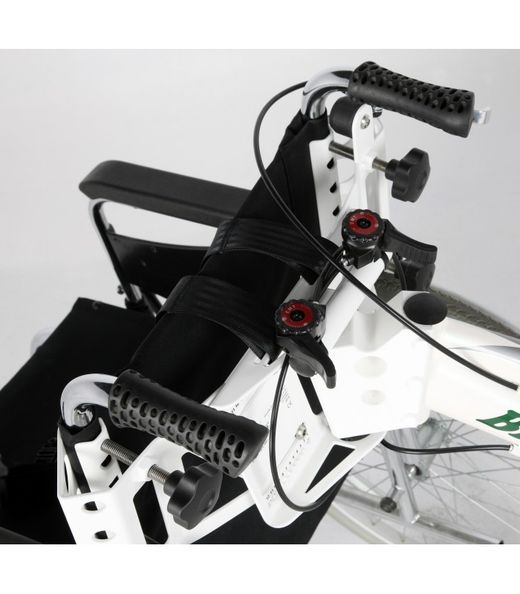 Le kit s'adapte. adaptateur de vélo pour fauteuil roulant