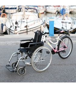 Le kit s'adapte. adaptateur de vélo pour fauteuil roulant