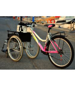 Le kit s'adapte. adaptateur de vélo pour fauteuil roulant