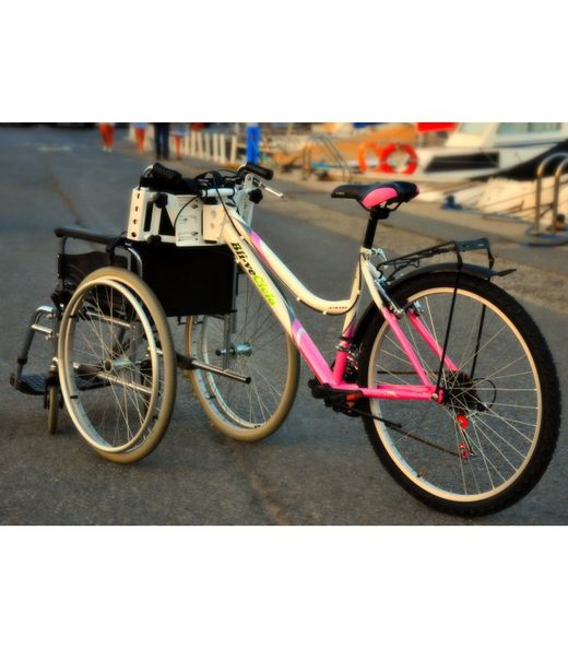 Le kit s'adapte. adaptateur de vélo pour fauteuil roulant