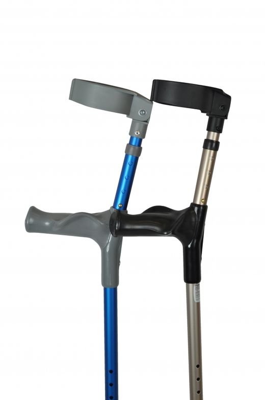 Béquilles réglables avec brassard anatomique et coudière rabattable. Bleu métallisé