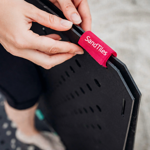 Panneau de mobilité en dalles de sable, panneaux d'accès à la plage, gazon, gravier.