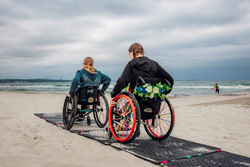 Panneau de mobilité en dalles de sable, panneaux d'accès à la plage, gazon, gravier.