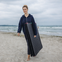 Panneau de mobilité en dalles de sable, panneaux d'accès à la plage, gazon, gravier.