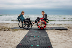 Panneau de mobilité en dalles de sable, panneaux d'accès à la plage, gazon, gravier.