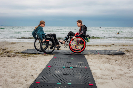 Panneau de mobilité en dalles de sable, panneaux d'accès à la plage, gazon, gravier.