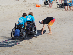 Panneau de mobilité en dalles de sable, panneaux d'accès à la plage, gazon, gravier.