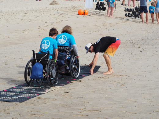 Panneau de mobilité en dalles de sable, panneaux d'accès à la plage, gazon, gravier.