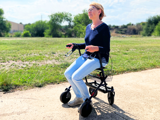 Déambulateur pliant polyvalent