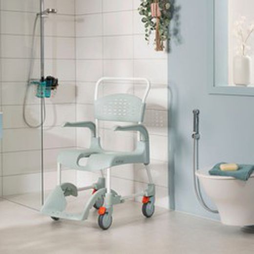 Reinigen Sie die Frontöffnung Ihres Dusch- und Toilettenstuhls