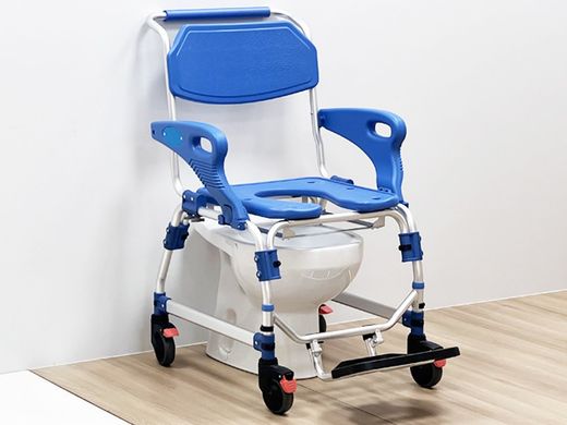 Dusch- und Toilettenstuhl mit ADAS-Rädern