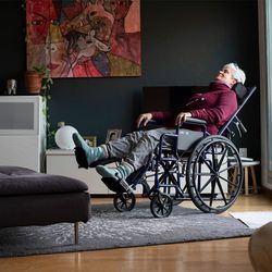 Faltbarer Stahlrollstuhl mit verstellbarer Rückenlehne PC 15/151