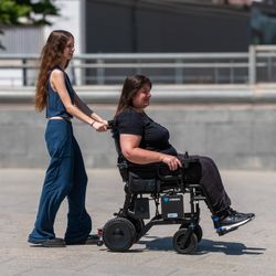 Fauteuil roulant électrique pliable Itrion avec moteur d'accompagnement