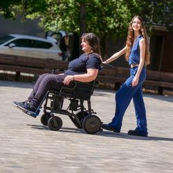 Fauteuil roulant électrique pliable Itrion avec moteur d'accompagnement