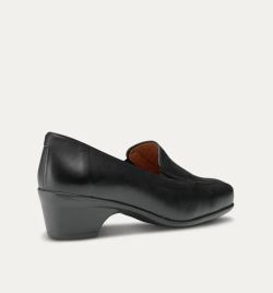 Chaussure en cuir de princesse heureuse marchant