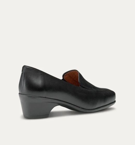 Chaussure en cuir de princesse heureuse marchant