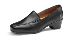 Chaussure en cuir de princesse heureuse marchant