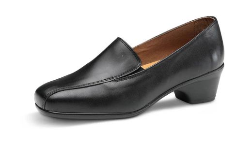 Chaussure en cuir de princesse heureuse marchant