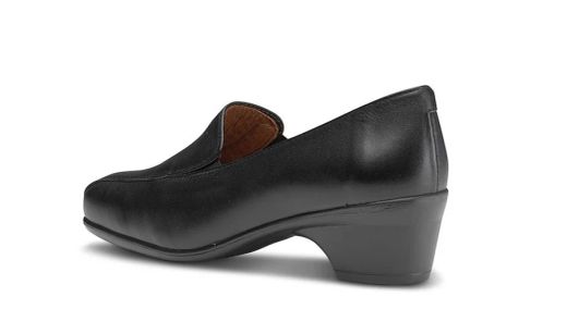 Chaussure en cuir de princesse heureuse marchant