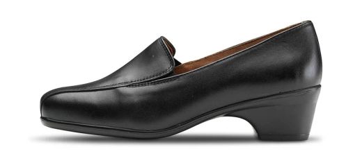 Chaussure en cuir de princesse heureuse marchant